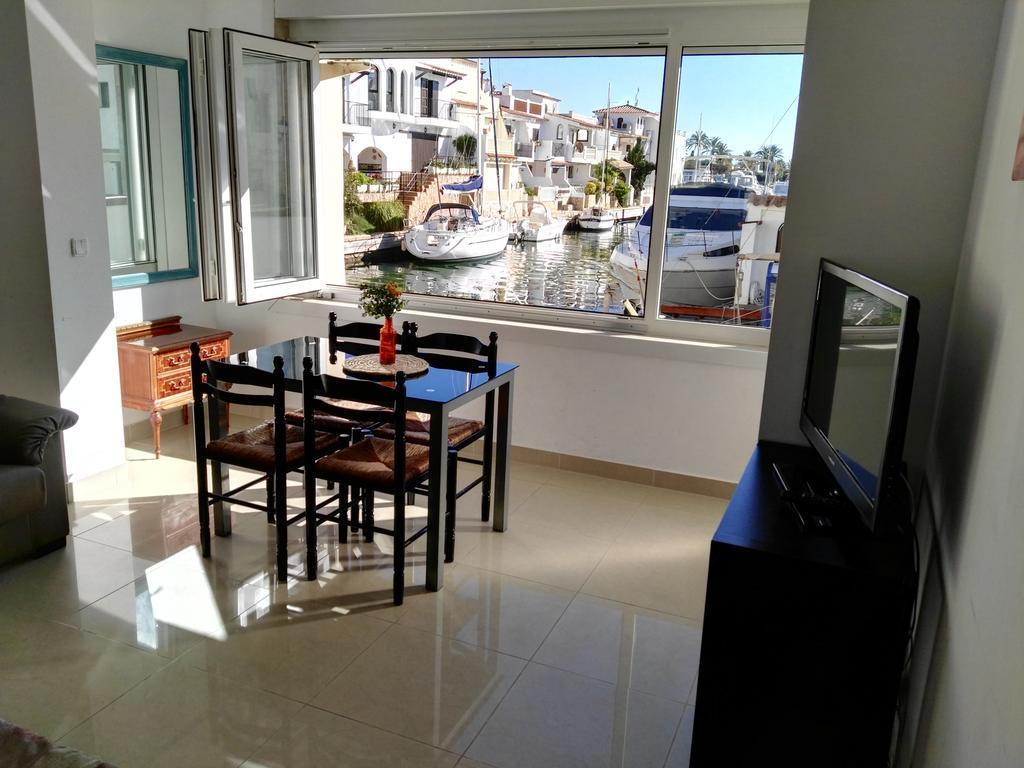 Waterside Apartment - Two Bedroom Empuriabrava Ruang foto